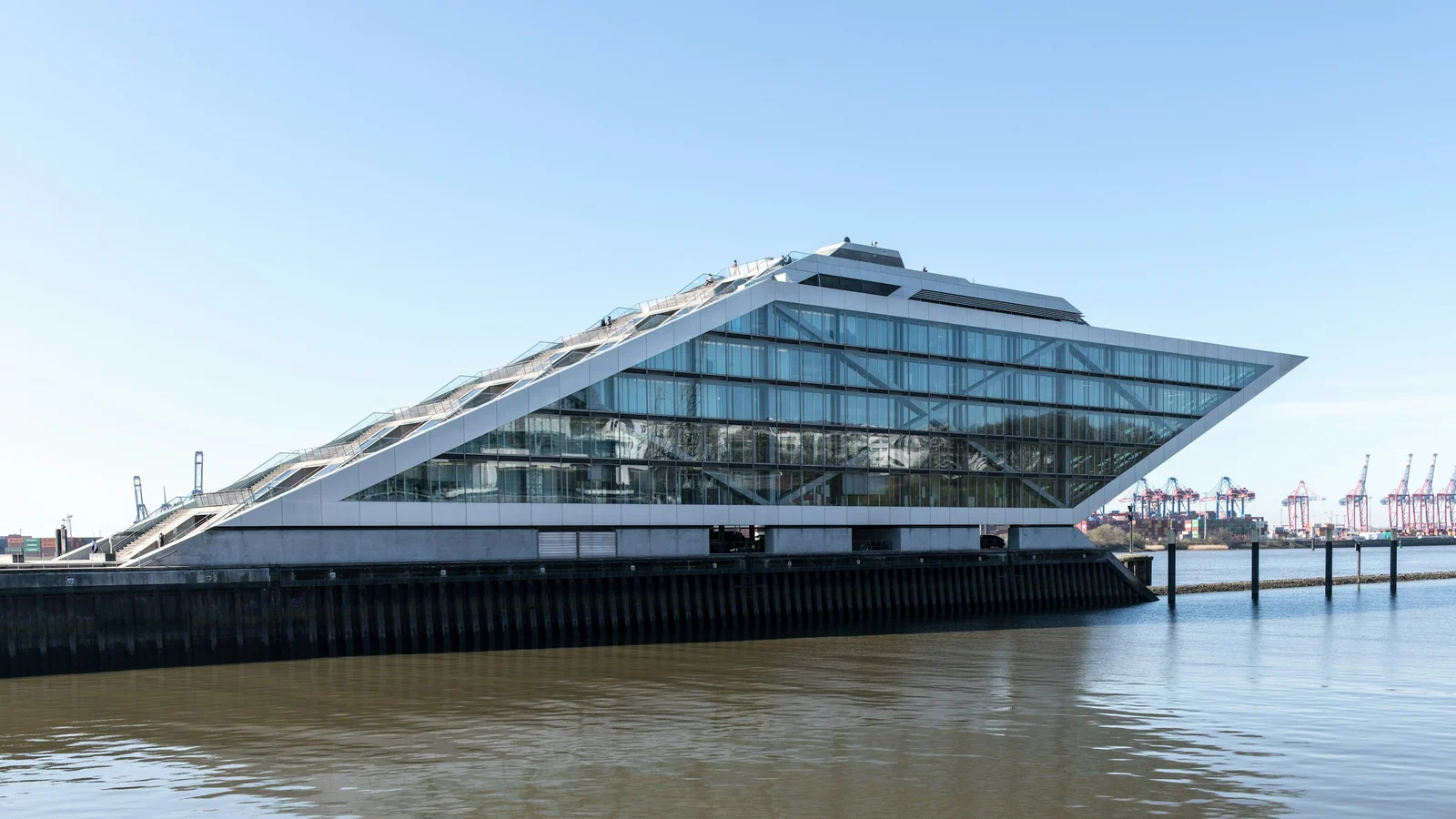 Modernes Hamburger Bürogebäude mit Glasfassade am Wasser